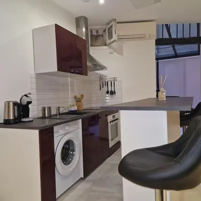 a kitchen with a washing machine in a kitchen at Vieille-Ville de Nice 2 pièces proche Mer in Nice