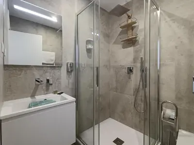 a bathroom with a shower and a sink at Superbe 2 pièces Carré d’or avec grande Terrasse in Nice
