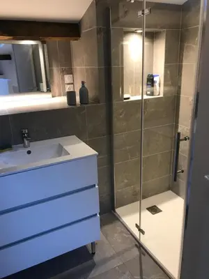a bathroom with a shower and a sink at Une atypique et merveilleuse Petite maison en plein cœur de Nice, à proximité de la mer et des plages in Nice