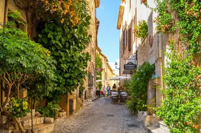 an alley in an old town in ireland at Le BASHKIR - SPACIEUX AVEC TERRASSE - WIFI - prés mer et aéroport - Tram et supermarchés in Nice