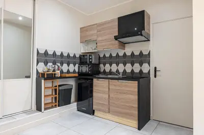 a kitchen with a stove and a microwave at Le GRAND JEAN - CENTRAL PRES GARE ET TRAM - supermarchés - WIFI - 3 Person in Nice
