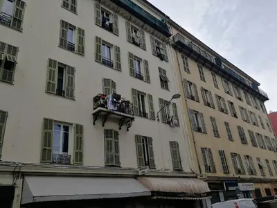 a large white building with people on a balcony at Le GRAND JEAN - CENTRAL PRES GARE ET TRAM - supermarchés - WIFI - 3 Person in Nice