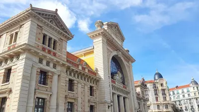a building with a statue on top of it at Le GRAND JEAN - CENTRAL PRES GARE ET TRAM - supermarchés - WIFI - 3 Person in Nice