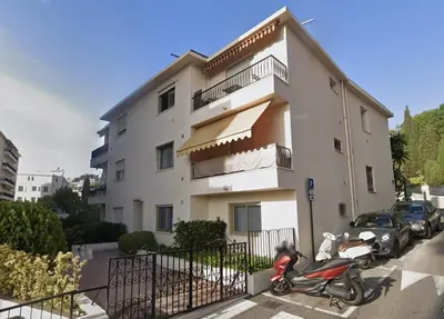a scooter parked in front of a building at Magnifique Studio à Beaulieu-sur-mer in Beaulieu-sur-Mer