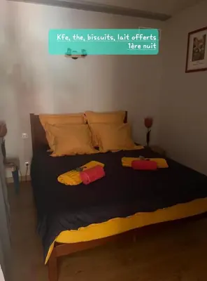 a bed with two towels sitting on top of it at La Laghetanne, idéalement située entre Nice et Monaco Maison Indépendante Voiture indispensable in La Trinité