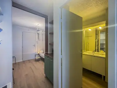 a bathroom with a sink and a mirror at Le Baccarat - Wifi, AC, vue mer, 4 pers in Nice