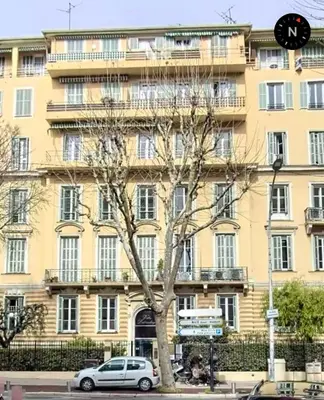 a car parked in front of a large building at Happy Home spacieux studio en dernier étage avec balcon à 5 minutes à pieds du vieux Nice et de la mer Quartier Dubouchage in Nice