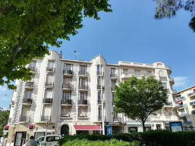 a large white building with cars parked in front of it at Spacieux 4 pièces de type bourgeois Art-déco in Nice
