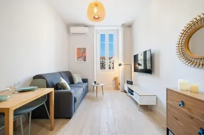 a bathroom with a shower and a toilet and a sink at Saint Jean Baptiste, studio pour 2 personnes Garibaldi, Coulée Verte in Nice