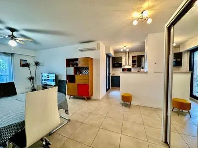 a living room with a couch and a tv at ⁂ Charmant 2 pièces centre-ville avec parking in Cagnes-sur-Mer