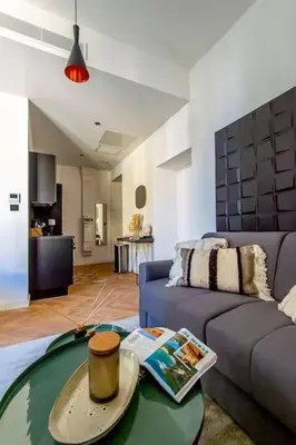 a living room with a couch and a table at Elegant T2 rénové 4 Pers, Centre Nice, Climatisé in Nice