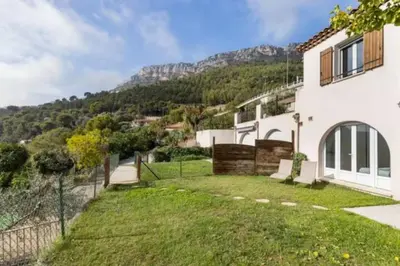 a white house with a hill in the background at Location 2 pièces sur EZE à 3km de MONACO (2) in Èze