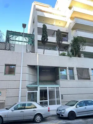 two cars parked in front of a building at STUDIO SUR LA PROMENADE DES ANGLAIS AVEC VUE MER ORIGINALE À 40 m DE LA PLAGE in Nice