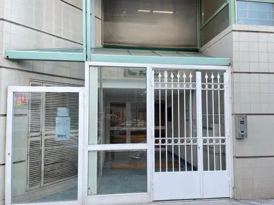 a white door with a gate in front of a building at STUDIO SUR LA PROMENADE DES ANGLAIS AVEC VUE MER ORIGINALE À 40 m DE LA PLAGE in Nice