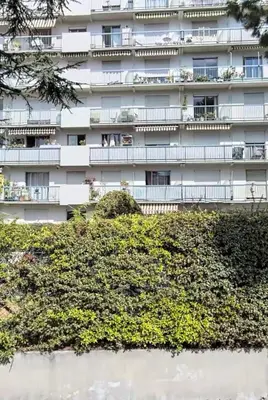 an apartment building with a green hedge in front of it at Nice bas Cimiez- Coquet F1, climatisée, Parking in Nice