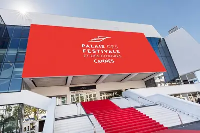 a building with a red sign on the side of it at Cœur d'Azur Appartement in Nice