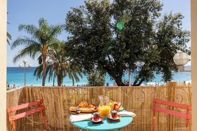 a table with bread and orange juice on the beach at MY CASA - ETATS UNIS 892 - Spacious flat on Sea front w AC in Nice