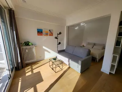 a living room with a couch and a bed at #TheCosyStudio06 Meyerbeer Promenade Negresco in Nice