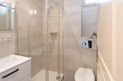 a bathroom with a shower with a toilet and a sink at L46 2P Port, 2min du Cap et 5 du port/ CLIM & WIFI in Nice