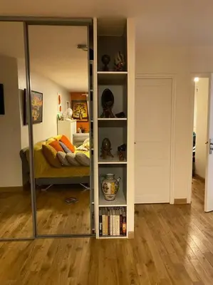 a mirror in a room with a bed and a bedroom at Angele Stephen in Nice