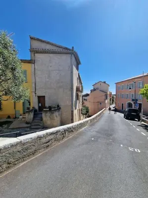 an empty street with a building on the side of the road at Duplex dans maison de village in Cagnes-sur-Mer