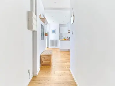 a hallway with a white kitchen and a wooden floor at CENTRE VILLE-GRAND APPARTEMENT DE 50 M2 - COSY AVEC TERRASSE -Wifi in Nice