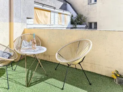three chairs and a table on a balcony at CENTRE VILLE-GRAND APPARTEMENT DE 50 M2 - COSY AVEC TERRASSE -Wifi in Nice