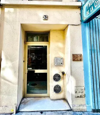 a door to a building with a sign on it at Sweet Home 1 ou Sweet Home 2 Réservez Sweet Home 1 ou Sweet Home 2 ou bien les deux in Nice