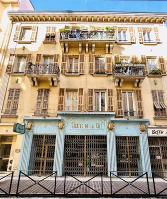 a tall building with windows and balconies on a street at Sweet Home 1 ou Sweet Home 2 Réservez Sweet Home 1 ou Sweet Home 2 ou bien les deux in Nice