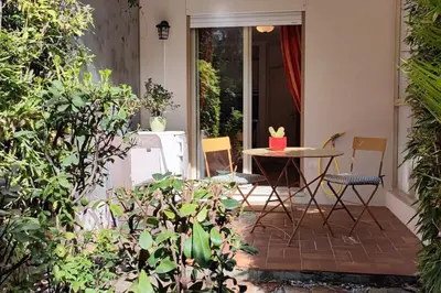 a patio with a table and chairs on a porch at Ratti - Studio avec jardin au coeur de Nice in Nice