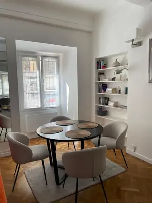 a dining room with a table and chairs in a room at Appartement à 1 min de la plage in Nice