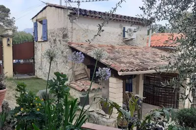 an old house with a tile roof in a garden at Au lit, on dort in Cantaron