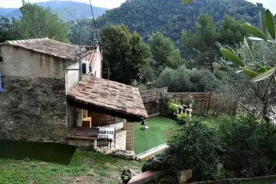 a small house with a yard with a yard at Au lit, on dort in Cantaron