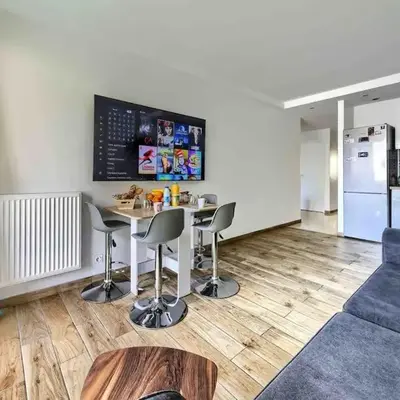1 min to beach bedroom flat with 2 AC and parking in summer