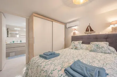 a bedroom with a bed with two towels on it at Charmant 2 pièces au cœur de St Jean Cap Ferrat in Saint-Jean-Cap-Ferrat