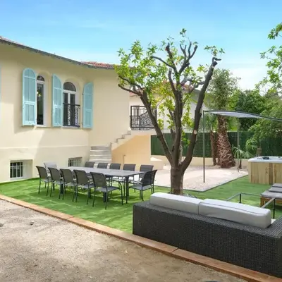 VILLA DES PERGOLAS -6 Bdrs - 5 bathrs -Parking -Jardin -JACUZZI -TRAMstation