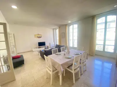 a living room with a table and a couch at Grand F3- Centre ville de Nice, Wifi AC in Nice