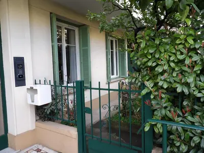 a green gate in front of a house at Studio japonisant in Nice