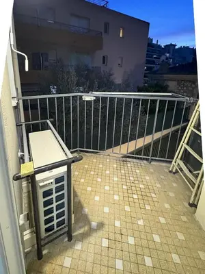 a balcony with a table and a railing at Gare Du Sud - Wifi, AC, balcon in Nice