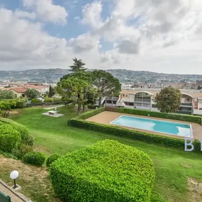 Large studio with swimming pool and open view