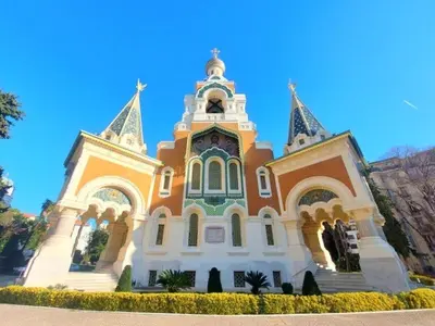 a large building with a tower on top of it at Moderne 2/3 Pièces près du Port in Nice