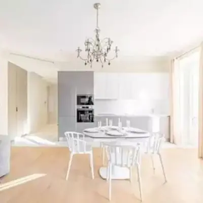 Luxuriously furnished bright newly renovated oasis