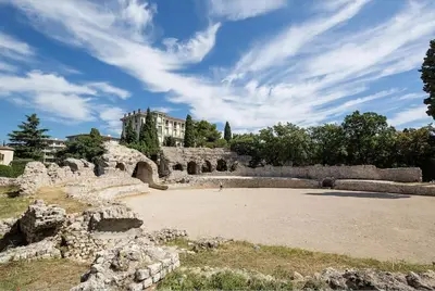 an ancient amphitheater with a building in the background at Grand 3 pièces avec parking à Nice Cimiez in Nice