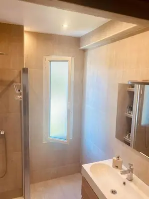 a bathroom with a sink and a window at Grand 3 pièces avec parking à Nice Cimiez in Nice