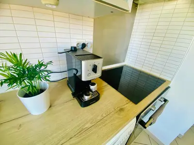 a coffee machine sitting on a counter in a kitchen at Grand 3 pièces avec parking à Nice Cimiez in Nice