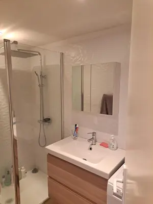 a bathroom with a sink and a shower at Appartement 3 pièces à 5 minutes de la plage N7 in Saint-Laurent-du-Var