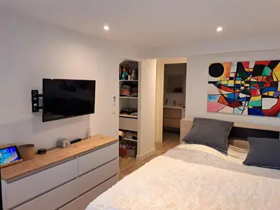 a bedroom with a bed and a flat screen tv at Appartement 3 pièces à 5 minutes de la plage N7 in Saint-Laurent-du-Var