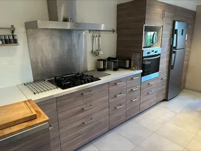 a kitchen with a stove and a refrigerator at Villa de charme 6 Pièces avec Vue Mer sur les Hauteurs de Nice in Nice