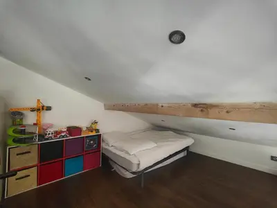 a small room with a bed and a shelf at Villa moderne avec piscine vue mer à Nice Bellet in Nice
