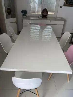 a white table with a white chair in a room at Villa moderne avec piscine vue mer à Nice Bellet in Nice